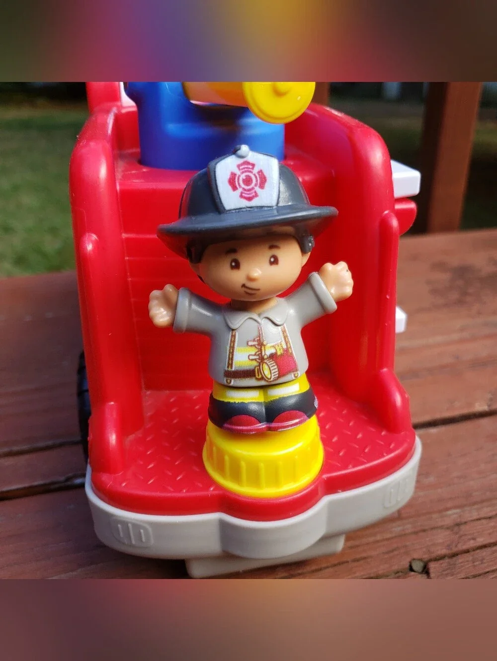 2016 Fisher-Price Little People Fire Truck & Firefighter Figures - Makes Noise